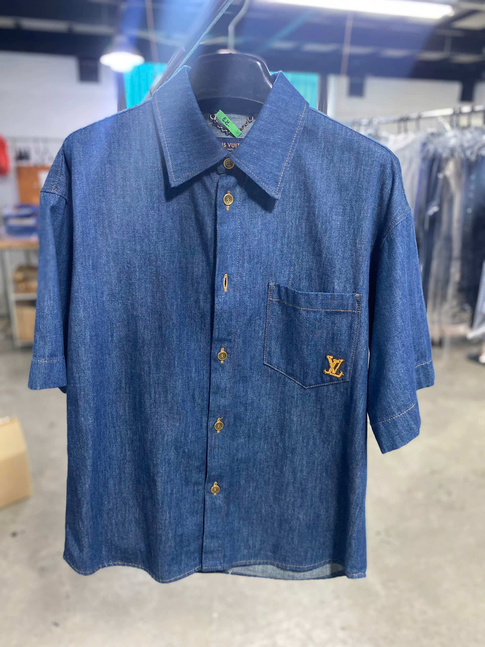 Chất liệu sơ mi bò (vải denim) nên được giặt ướt (giặt tay). Vải denim có bản chất là dày, bền và chịu nước tốt, việc giặt nước giúp làm sạch mồ hôi và bụi bẩn hiệu quả hơn.